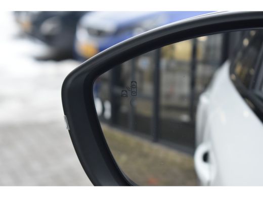 Peugeot e-2008 EV GT Pack 50 kWh 3 Fase 93%SOH | Schuif-/Kanteldak | Adaptive Cruise | Dodehoek-Detectie | Alcan... ActivLease financial lease