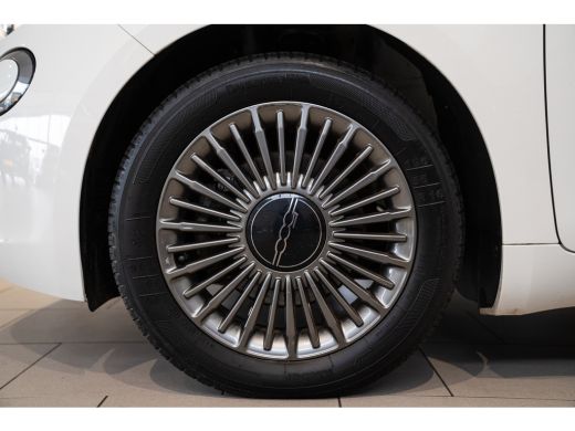 Fiat 500 Passion 42 kWh | Apple Carplay & Android Auto | Climate Controle | Keyless | Lichtmetalen velgen | ActivLease financial lease