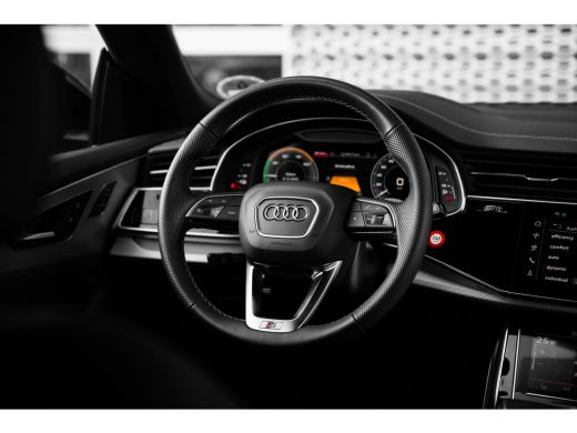 Audi Q8 55 TFSI e quattro Pro Line | Achterbank verstelbaar | Dodehoek detectie | Elektrisch glazen panor... ActivLease financial lease