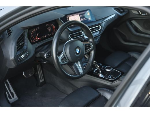 BMW 1 Serie 118i High Executive M Sport Automaat / Panoramadak / Sportstoelen / Achteruitrijcamera / Adaptiev... ActivLease financial lease