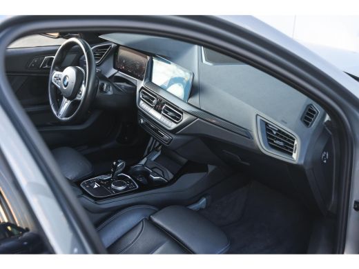 BMW 1 Serie 118i High Executive M Sport Automaat / Panoramadak / Sportstoelen / Achteruitrijcamera / Adaptiev... ActivLease financial lease