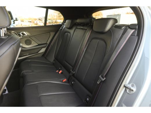 BMW 1 Serie 118i High Executive M Sport Automaat / Panoramadak / Sportstoelen / Achteruitrijcamera / Adaptiev... ActivLease financial lease