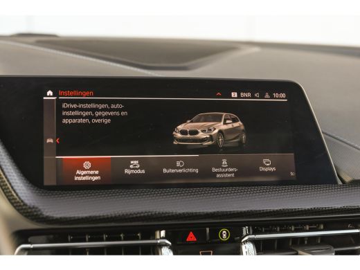 BMW 1 Serie 118i High Executive M Sport Automaat / Panoramadak / Sportstoelen / Achteruitrijcamera / Adaptiev... ActivLease financial lease