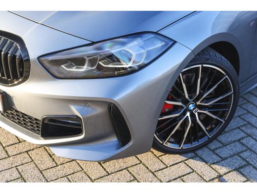 BMW 1 Serie 118i High Executive M Sport Automaat / Panoramadak / Sportstoelen / Achteruitrijcamera / Adaptiev... ActivLease financial lease