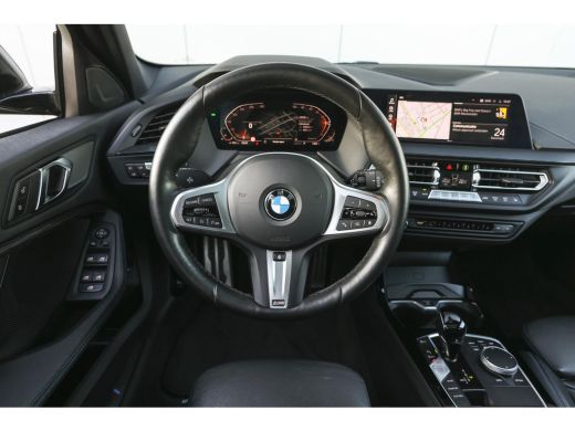 BMW 1 Serie 118i High Executive M Sport Automaat / Panoramadak / Sportstoelen / Achteruitrijcamera / Adaptiev... ActivLease financial lease