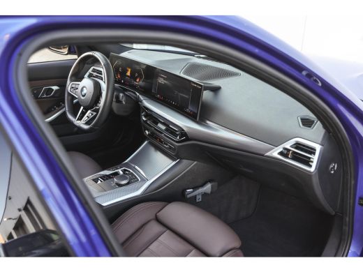 BMW 3 Serie Touring 320i M Sport Automaat / Panoramadak / Trekhaak / Sportstoelen / Achteruitrijcamera /  M S... ActivLease financial lease