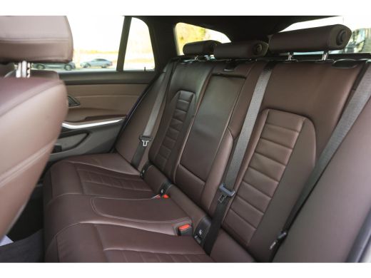 BMW 3 Serie Touring 320i M Sport Automaat / Panoramadak / Trekhaak / Sportstoelen / Achteruitrijcamera /  M S... ActivLease financial lease
