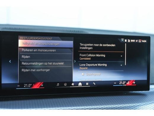 BMW 3 Serie Touring 320i M Sport Automaat / Panoramadak / Trekhaak / Sportstoelen / Achteruitrijcamera /  M S... ActivLease financial lease