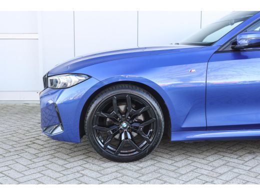 BMW 3 Serie Touring 320i M Sport Automaat / Panoramadak / Trekhaak / Sportstoelen / Achteruitrijcamera /  M S... ActivLease financial lease