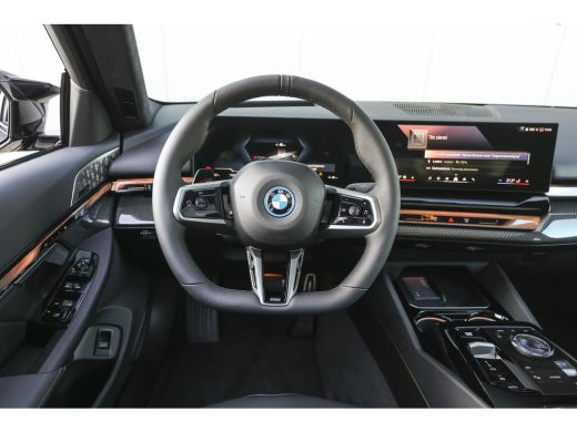 BMW i5 eDrive40 M Sport / Panoramadak / Bowers & Wilkins / Adaptieve LED / Comfort Access / Parking Assi... ActivLease financial lease