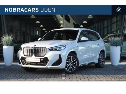 BMW iX1 eDrive20 M Sport / Panoramadak / Trekhaak / Sportstoelen / Achteruitrijcamera / M Adaptief onders...