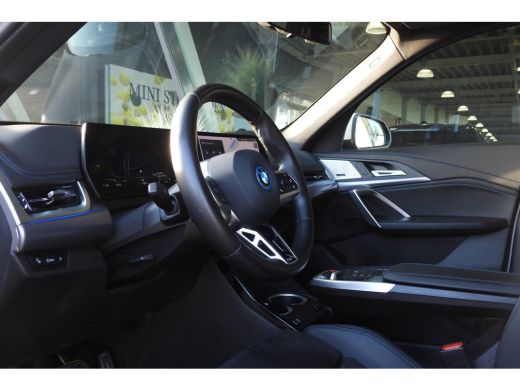 BMW iX1 eDrive20 M Sport / Panoramadak / Trekhaak / Sportstoelen / Achteruitrijcamera / M Adaptief onders... ActivLease financial lease