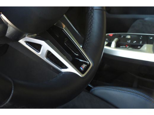 BMW iX1 eDrive20 M Sport / Panoramadak / Trekhaak / Sportstoelen / Achteruitrijcamera / M Adaptief onders... ActivLease financial lease