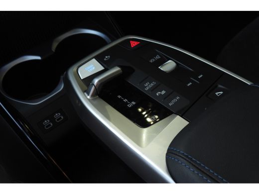 BMW iX1 eDrive20 M Sport / Panoramadak / Trekhaak / Sportstoelen / Achteruitrijcamera / M Adaptief onders... ActivLease financial lease