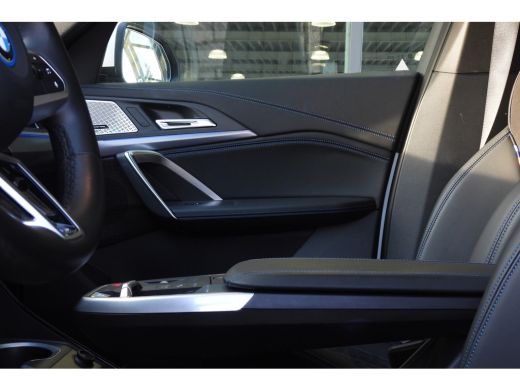 BMW iX1 eDrive20 M Sport / Panoramadak / Trekhaak / Sportstoelen / Achteruitrijcamera / M Adaptief onders... ActivLease financial lease