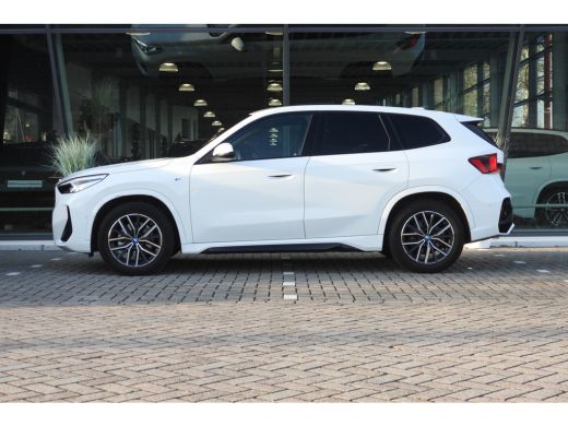 BMW iX1 eDrive20 M Sport / Panoramadak / Trekhaak / Sportstoelen / Achteruitrijcamera / M Adaptief onders... ActivLease financial lease