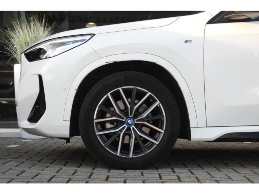 BMW iX1 eDrive20 M Sport / Panoramadak / Trekhaak / Sportstoelen / Achteruitrijcamera / M Adaptief onders... ActivLease financial lease