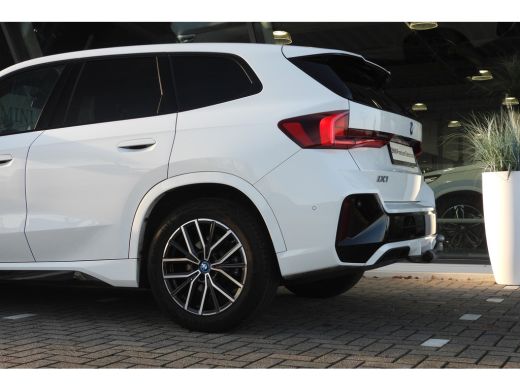 BMW iX1 eDrive20 M Sport / Panoramadak / Trekhaak / Sportstoelen / Achteruitrijcamera / M Adaptief onders... ActivLease financial lease