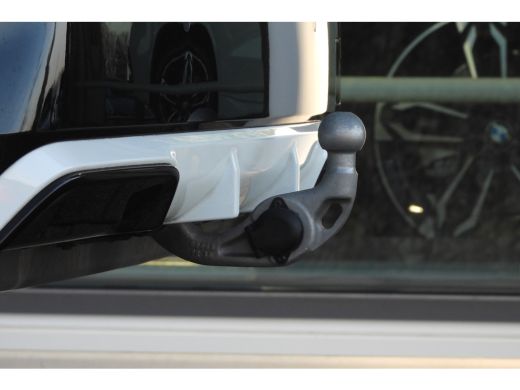 BMW iX1 eDrive20 M Sport / Panoramadak / Trekhaak / Sportstoelen / Achteruitrijcamera / M Adaptief onders... ActivLease financial lease