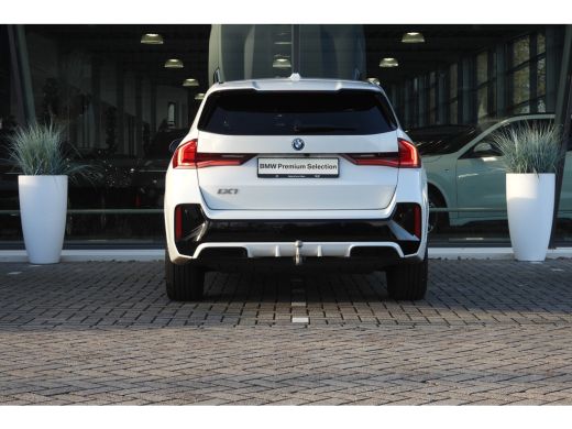 BMW iX1 eDrive20 M Sport / Panoramadak / Trekhaak / Sportstoelen / Achteruitrijcamera / M Adaptief onders... ActivLease financial lease