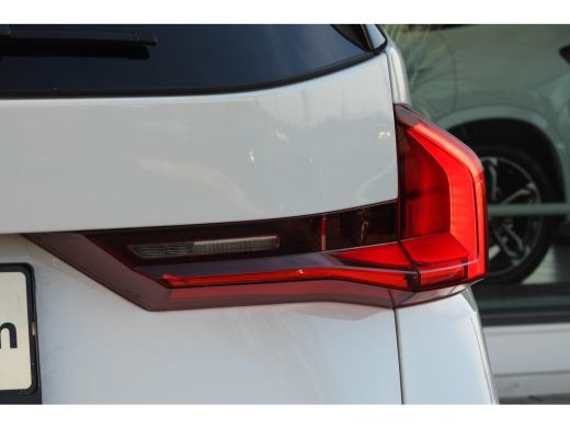 BMW iX1 eDrive20 M Sport / Panoramadak / Trekhaak / Sportstoelen / Achteruitrijcamera / M Adaptief onders... ActivLease financial lease