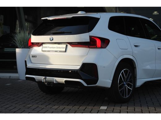 BMW iX1 eDrive20 M Sport / Panoramadak / Trekhaak / Sportstoelen / Achteruitrijcamera / M Adaptief onders... ActivLease financial lease