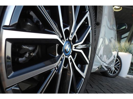 BMW iX1 eDrive20 M Sport / Panoramadak / Trekhaak / Sportstoelen / Achteruitrijcamera / M Adaptief onders... ActivLease financial lease