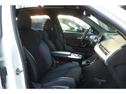BMW iX1 eDrive20 M Sport / Panoramadak / Trekhaak / Sportstoelen / Achteruitrijcamera / M Adaptief onders... ActivLease financial lease