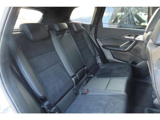 BMW iX1 eDrive20 M Sport / Panoramadak / Trekhaak / Sportstoelen / Achteruitrijcamera / M Adaptief onders... ActivLease financial lease