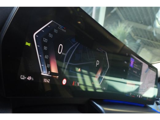 BMW iX1 eDrive20 M Sport / Panoramadak / Trekhaak / Sportstoelen / Achteruitrijcamera / M Adaptief onders... ActivLease financial lease