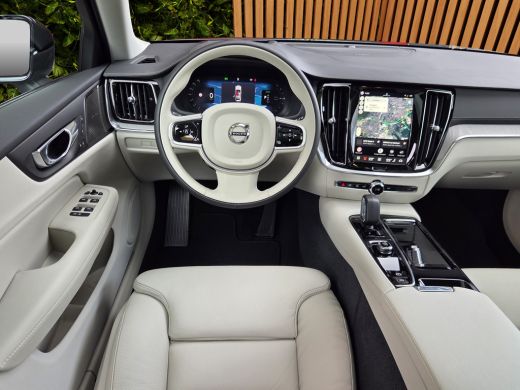 Volvo  V60 2.0 T8 Plug-in hybrid AWD Ultra Dark | Volvo Guard Alarm | Extra getint glas achter | 19" 5-tripl... ActivLease financial lease