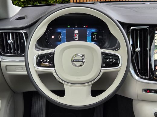 Volvo  V60 2.0 T8 Plug-in hybrid AWD Ultra Dark | Volvo Guard Alarm | Extra getint glas achter | 19" 5-tripl... ActivLease financial lease