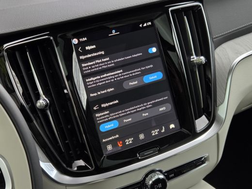 Volvo  V60 2.0 T8 Plug-in hybrid AWD Ultra Dark | Volvo Guard Alarm | Extra getint glas achter | 19" 5-tripl... ActivLease financial lease