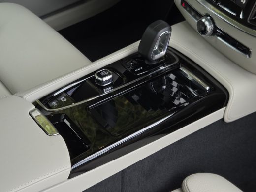 Volvo  V60 2.0 T8 Plug-in hybrid AWD Ultra Dark | Volvo Guard Alarm | Extra getint glas achter | 19" 5-tripl... ActivLease financial lease