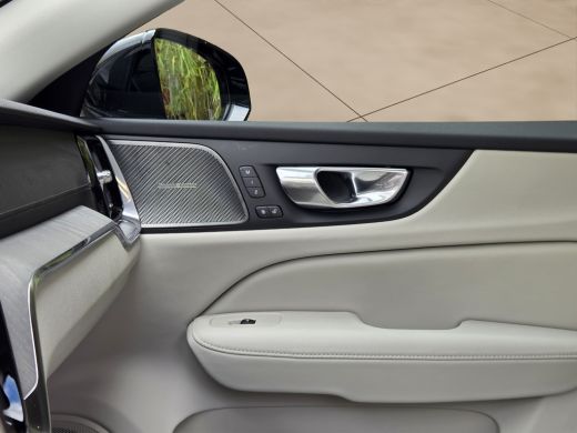 Volvo  V60 2.0 T8 Plug-in hybrid AWD Ultra Dark | Volvo Guard Alarm | Extra getint glas achter | 19" 5-tripl... ActivLease financial lease