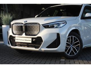 BMW iX1 eDrive20 M Sport / Panoramadak / Trekhaak / Sportstoelen / Achteruitrijcamera / M Adaptief onders...