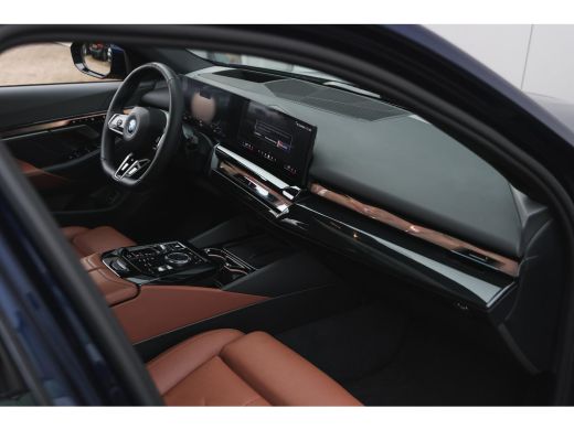 BMW 5 Serie Touring 530e M Sport Automaat / Panoramadak / Trekhaak / Stoelventilatie / Stuurverwarming / Adap... ActivLease financial lease