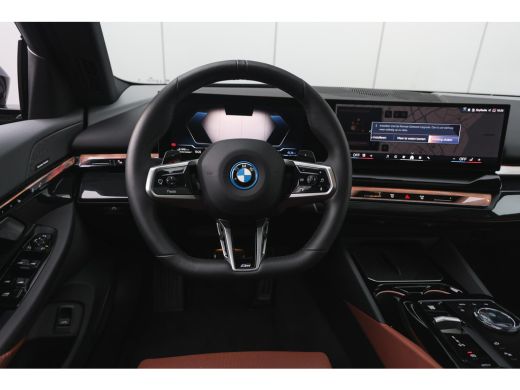 BMW 5 Serie Touring 530e M Sport Automaat / Panoramadak / Trekhaak / Stoelventilatie / Stuurverwarming / Adap... ActivLease financial lease