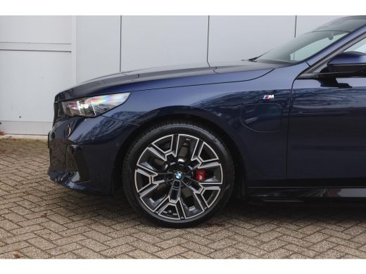 BMW 5 Serie Touring 530e M Sport Automaat / Panoramadak / Trekhaak / Stoelventilatie / Stuurverwarming / Adap... ActivLease financial lease
