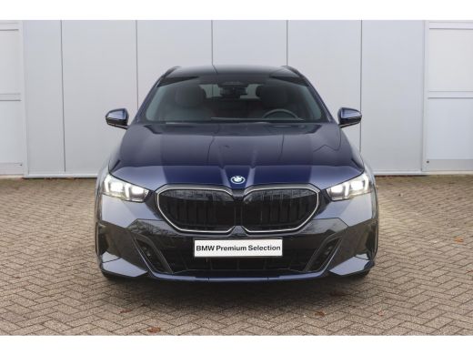 BMW 5 Serie Touring 530e M Sport Automaat / Panoramadak / Trekhaak / Stoelventilatie / Stuurverwarming / Adap... ActivLease financial lease