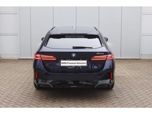 BMW 5 Serie Touring 530e M Sport Automaat / Panoramadak / Trekhaak / Stoelventilatie / Stuurverwarming / Adap... ActivLease financial lease