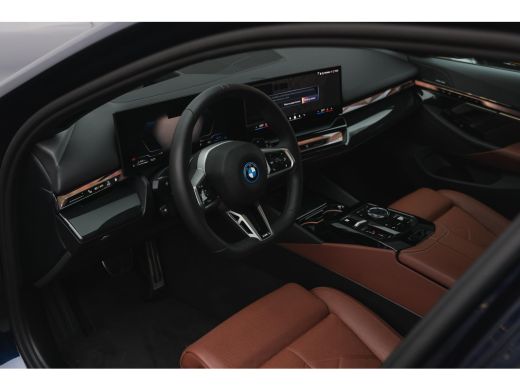 BMW 5 Serie Touring 530e M Sport Automaat / Panoramadak / Trekhaak / Stoelventilatie / Stuurverwarming / Adap... ActivLease financial lease