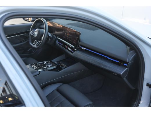 BMW 5 Serie Touring 530e M Sport Automaat / Trekhaak / Achteruitrijcamera / M Sportonderstel / Comfort Access... ActivLease financial lease