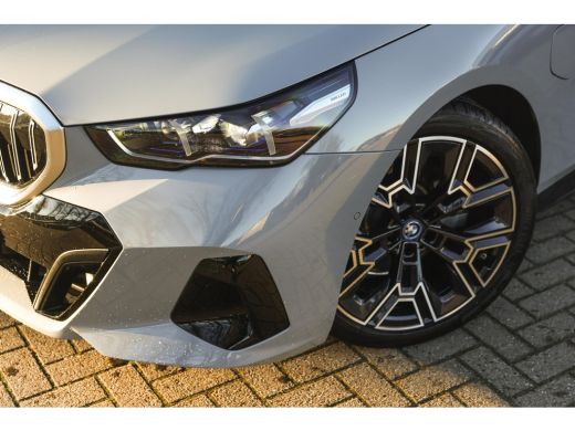 BMW 5 Serie Touring 530e M Sport Automaat / Trekhaak / Achteruitrijcamera / M Sportonderstel / Comfort Access... ActivLease financial lease