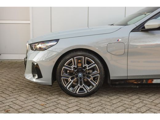 BMW 5 Serie Touring 530e M Sport Automaat / Trekhaak / Achteruitrijcamera / M Sportonderstel / Comfort Access... ActivLease financial lease