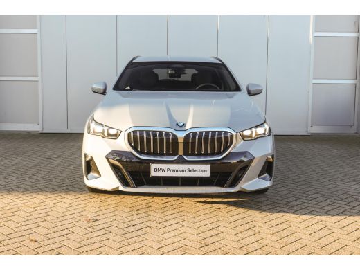 BMW 5 Serie Touring 530e M Sport Automaat / Trekhaak / Achteruitrijcamera / M Sportonderstel / Comfort Access... ActivLease financial lease