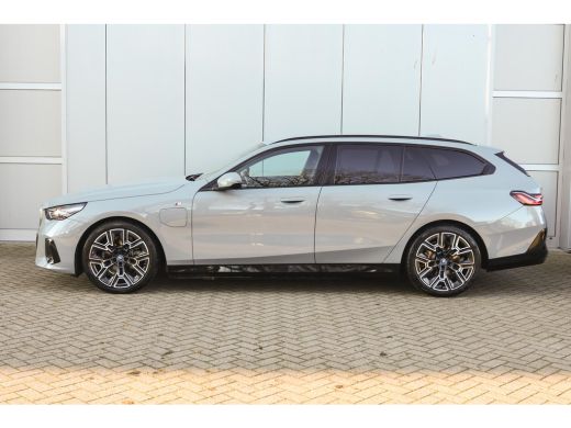 BMW 5 Serie Touring 530e M Sport Automaat / Trekhaak / Achteruitrijcamera / M Sportonderstel / Comfort Access... ActivLease financial lease