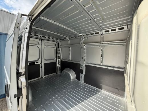 Peugeot Boxer 330 2.2 BlueHDi 120 L2H2 Premium | Achteruitrijcamera | All-season banden | Bestuurdersstoel in h... ActivLease financial lease