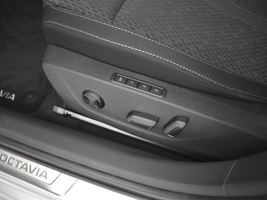 Skoda Octavia Combi 1.4 TSI iV PHEV Style 204pk | Elektrische stoelen met geheugen | Camera achter | Led koplam... ActivLease financial lease