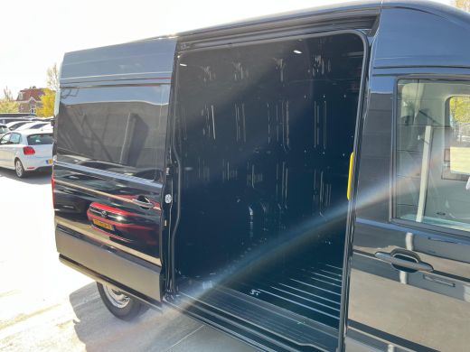 Volkswagen Crafter 35 2.0 TDI L3H3 Exclusive | BPM Vrij! | ACC | Camera achter | Navigatie | Apple CarPlay | Trekhaa... ActivLease financial lease